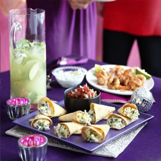 Cheese & jalapeno bites with salsa & mojitos
