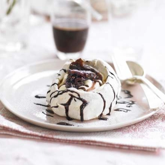 Mulled spiced pavlovas
