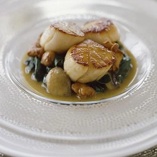 Sautéed scallops with mushrooms & spinach sauce
