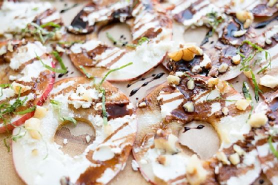 Apple Slices with Goat Cheese and Balsamic Glaze