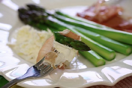 Asparagus Spears with Burrata & Prosciutto