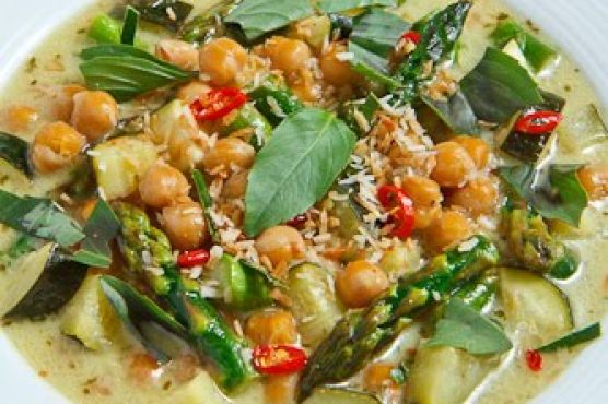 Asparagus, Zucchini and Chickpea Green Curry
