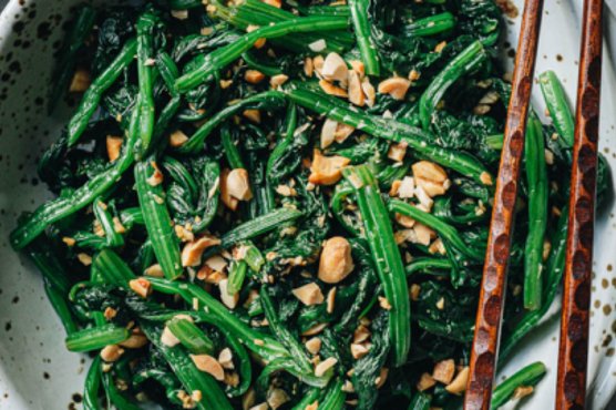 Chinese Spinach Salad with Peanuts (老醋菠菜花生)