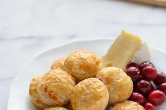 Cranberry Baked Brie Puff Pastry Bites