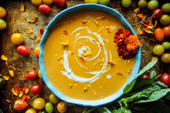 Creamy Tomato Basil Soup (Vegan)