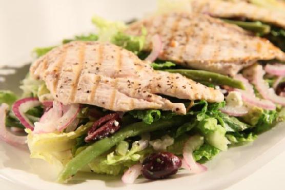 Mediterranean Salad with Grilled Chicken