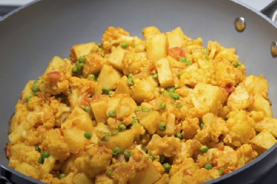 Aloo Gobi (Indian Potatoes And Cauliflower)