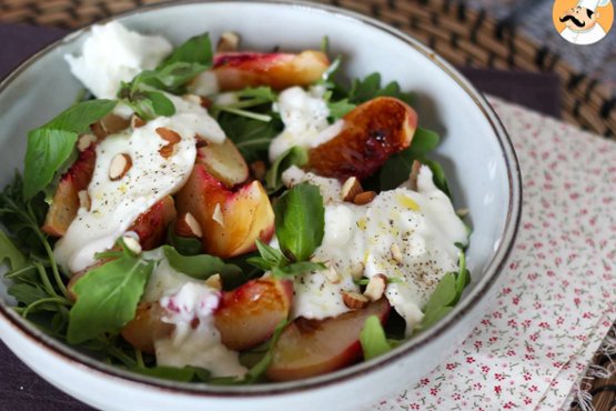 Salade sucrée salée aux pêches rôties, roquette et burrata (les douces saveurs d'été)