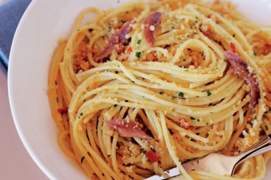 Spaghetti with Anchovies and Bread Crumbs (Spaghetti con Acciughe e Mollica)